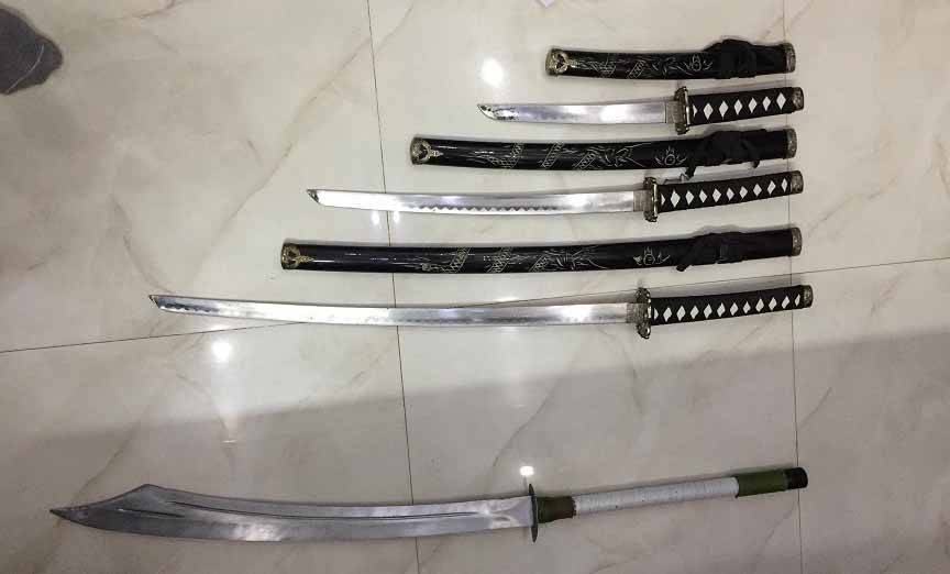 Nhiều hung khí thu giữ tại tiệm cầm đồ Phát Lộc. Ảnh: Văn Ngọc 