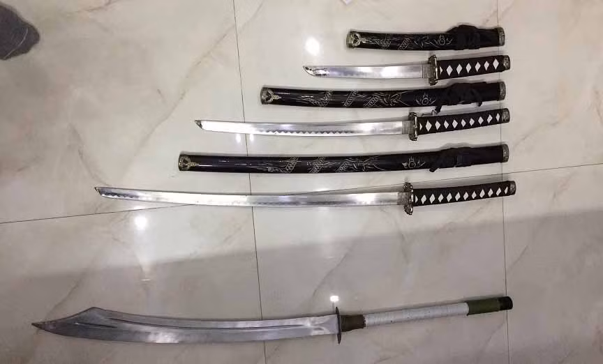 Nhiều hung khí thu giữ tại tiệm cầm đồ Phát Lộc. Ảnh: Văn Ngọc 