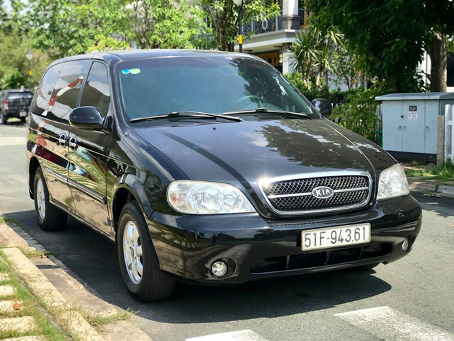 Kia Carnival 2009 có ngoại hình khá lạc hậu nhưng lại tiện dụng cho gia đình