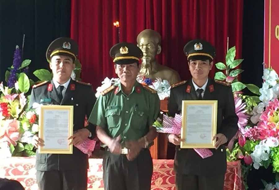 Thừa ủy quyền của Giám đốc Công an tỉnh Gia Lai, Thượng tá Đỗ Tấn Bổ trao quyết định cho Đại úy Nguyễn Trọng Lợi và Trung úy Lê Huy Hùng. Ảnh: Hà Phương  Thừa ủy quyền của Giám đốc Công an tỉnh Gia Lai, Thượng tá Đỗ Tấn Bổ trao quyết định cho Đại úy Nguyễn Trọng Lợi và Trung úy Lê Huy Hùng. Ảnh: Hà Phương