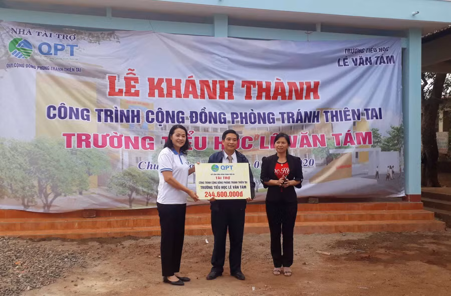 Bà Lê Thị Thúc trao tượng trưng kinh phí xây dựng phòng học cho Trường TH Lê Văn Tám. Ảnh: Nguyễn Tú