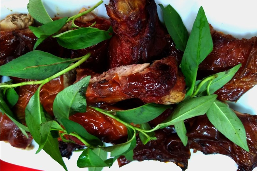 Món chuột quay với màu vàng mật trông đã phát thèm. Ảnh: LĐ