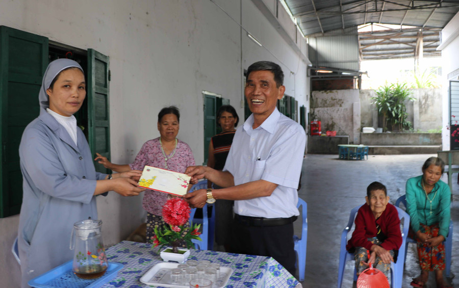 Thừa ủy quyền, Sở Lao động-Thương binh và Xã hội tặng quà Tết của tỉnh cho Mai ấm Phao Lô An Khê (thị xã An Khê). Ảnh: Ngọc Minh