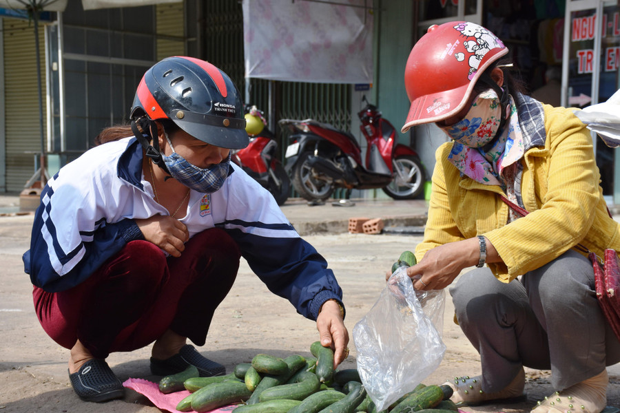 Một vài người mua ít rau, củ về cải thiện bữa ăn trong những ngày Tết. Ảnh Trần Dung
