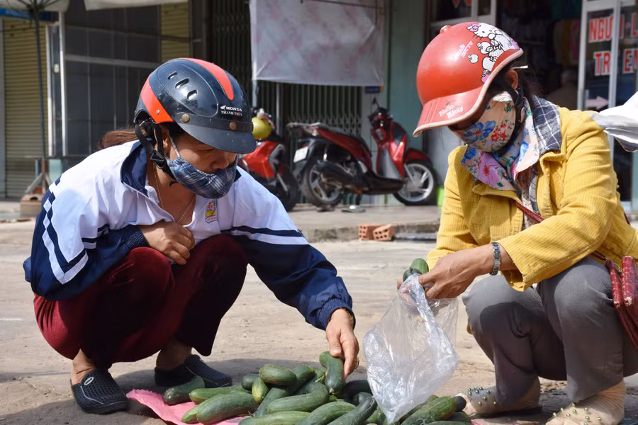 Một vài người mua ít rau, củ về cải thiện bữa ăn trong những ngày Tết. Ảnh Trần Dung
