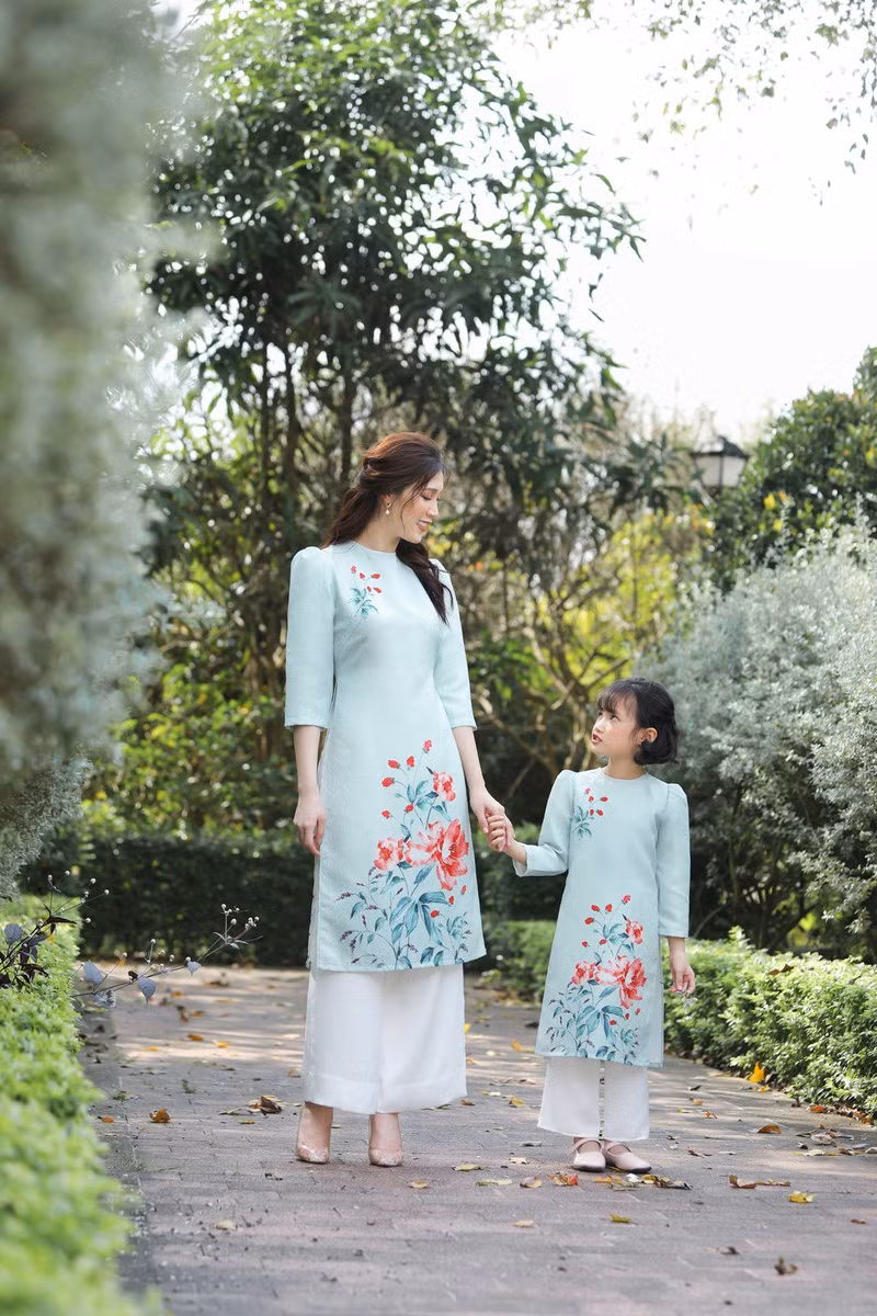  Những thiết kế phù hợp cho chị em hoặc các cặp mẹ con diện đi chúc Tết và dạo phố vào ngày xuân. 