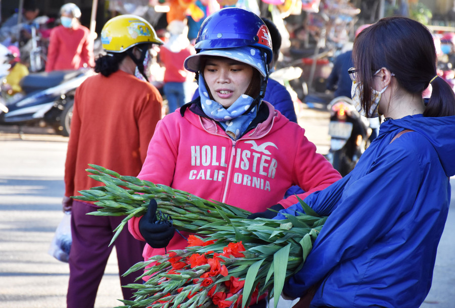 Người dân tranh thủ mua hoa tươi về cắm ngày Tết. Ảnh: Trần Dung