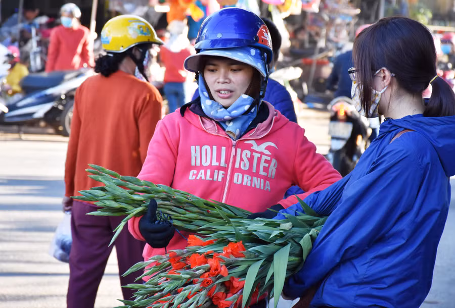 Người dân tranh thủ mua hoa tươi về cắm ngày Tết. Ảnh: Trần Dung