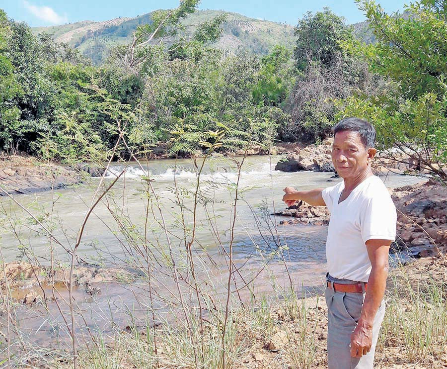 Ông Rơ Chăm Dick bên ghềnh Ia Khoal, nơi bắt cá nhét năm xưa. Ảnh: T.P Ông Rơ Chăm Dick bên ghềnh Ia Khoal, nơi bắt cá nhét năm xưa. Ảnh: T.P