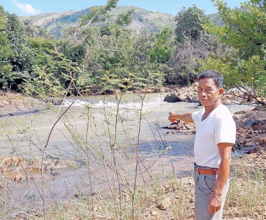  Ông Rơ Chăm Dick bên ghềnh Ia Khoal, nơi bắt cá nhét năm xưa. Ảnh: T.P