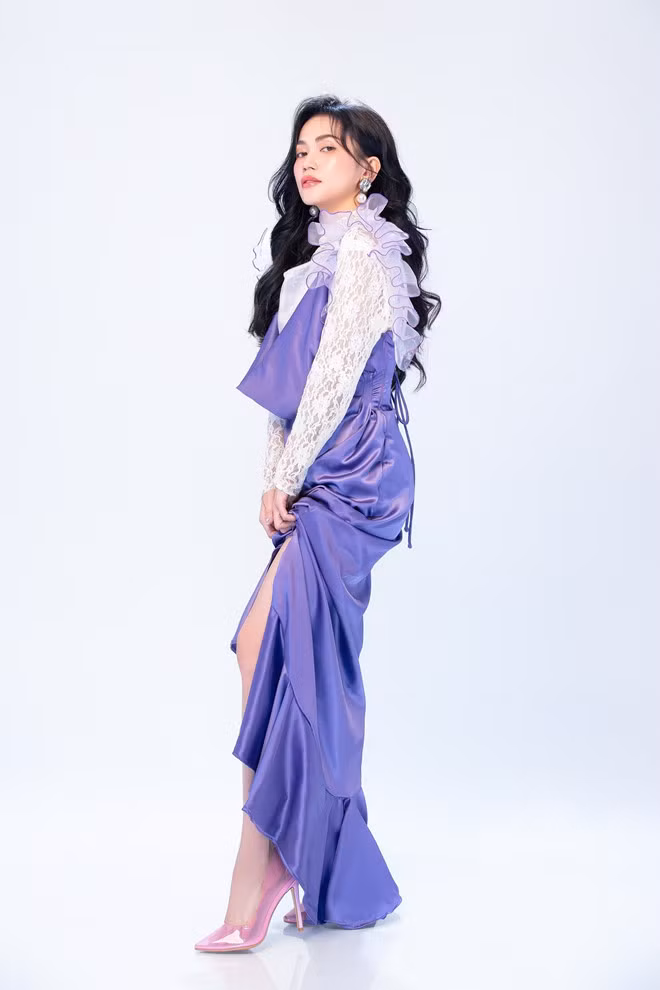 Sĩ Thanh tin rằng diện đồ sặc sỡ, bắt mắt vào mùa xuân sẽ có thể giúp bạn trở nên yêu đời, khỏe khoắn và ngọt ngào hơn - Ảnh: Mr.AT