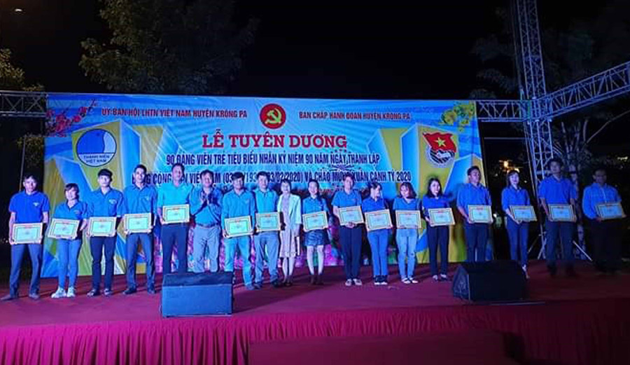 Ban tổ chức tuyên dương 90 đảng viên trẻ tiêu biểu. Ảnh: Ngọc Sang Ban tổ chức tuyên dương 90 đảng viên trẻ tiêu biểu. Ảnh: Ngọc Sang