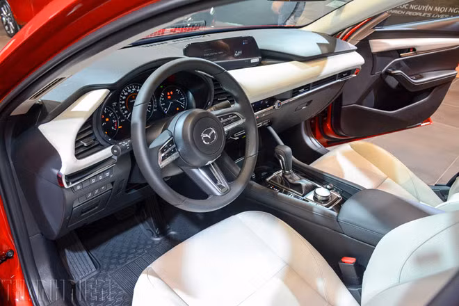  Tại Việt Nam, chỉ có bản Mazda3 1.5 Premium và Mazda3 2.0L Signature Premium được trang bị hệ thống hỗ trợ phanh thông minh - Smart Brake Sopport (SBS)