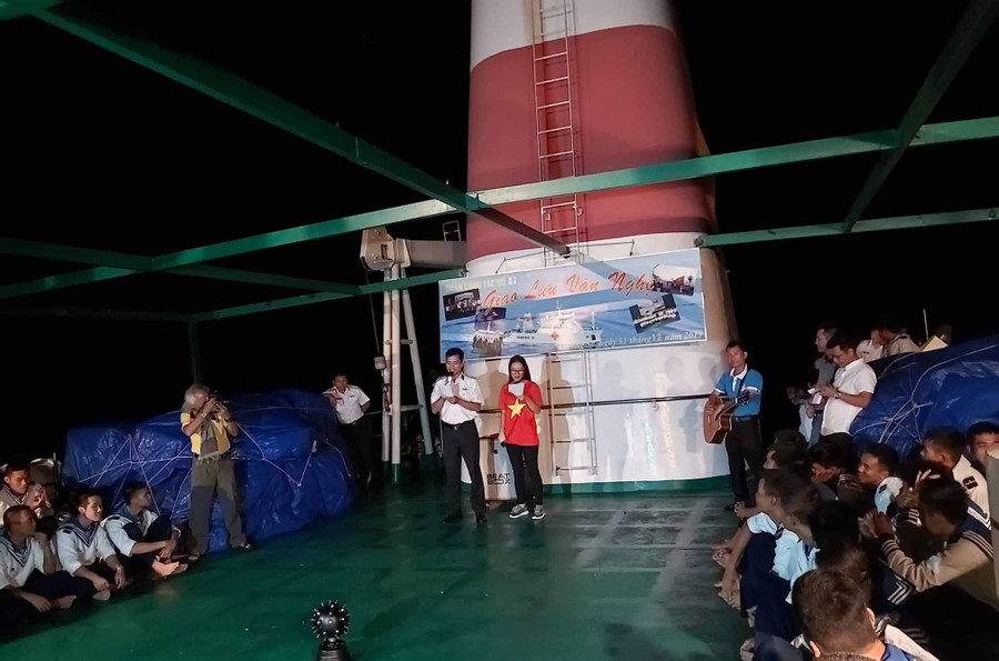 Đêm giao lưu văn nghệ chào năm mới 2020 trên tàu HQ 561. Ảnh: Nguyễn Diệp