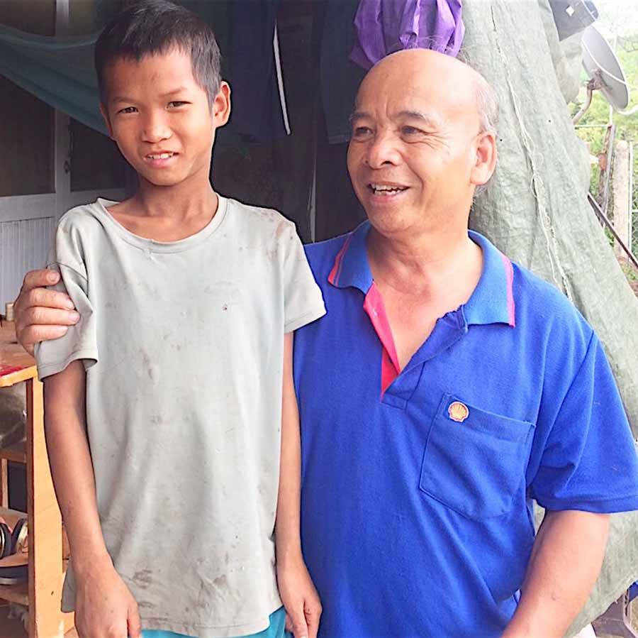 Người cha nuôi đặc biệt Nguyễn Thế Long và bé Đinh Neo. Ảnh: Lan Anh