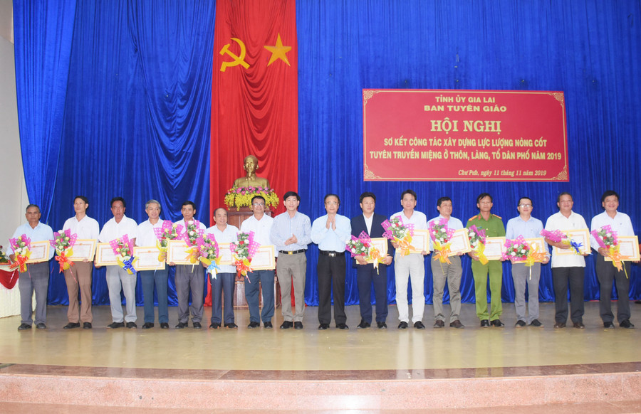 Ban Tuyên giáo Tỉnh ủy tặng giấy khen cho 15 tập thể có thành tích trong công tác phối hợp, xây dựng lực lượng nòng cốt tuyên truyền miệng ở cơ sở. Ảnh: Minh Triều