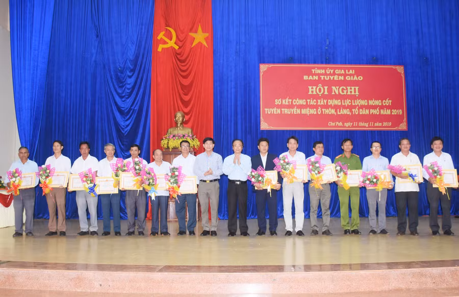 Ban Tuyên giáo Tỉnh ủy tặng giấy khen cho 15 tập thể có thành tích trong công tác phối hợp, xây dựng lực lượng nòng cốt tuyên truyền miệng ở cơ sở. Ảnh: Minh Triều