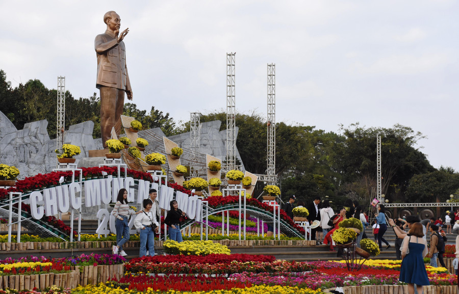 Quảng trường Đại Đoàn Kết (TP. Pleiku) là điểm đến của đông đảo du khách trong ngày mùng 2 Tết. Ảnh: Trần Dung