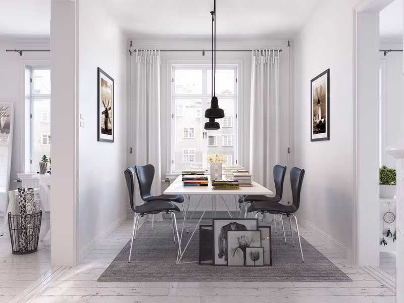 Đèn và ghế ăn màu đen tạo điểm nhấn xinh xắn cho khu vực ăn uống.