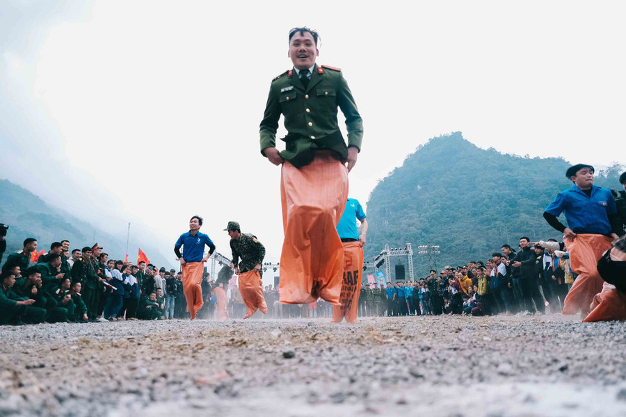  Các đội chơi tham gia nhảy bao bố tiếp sức - Ảnh: MAI THƯƠNG