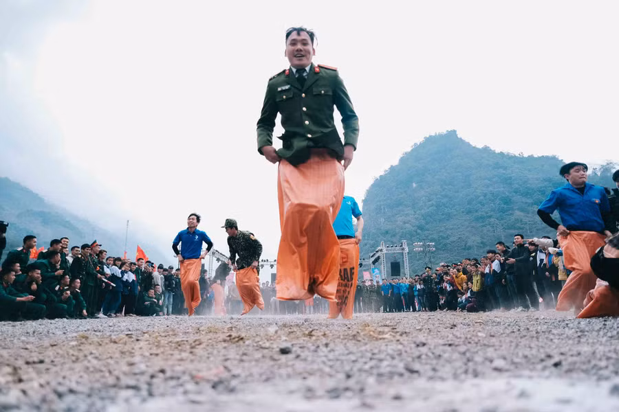  Các đội chơi tham gia nhảy bao bố tiếp sức - Ảnh: MAI THƯƠNG