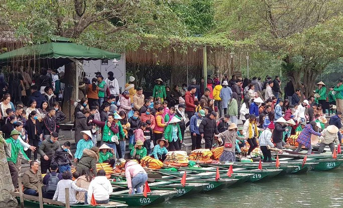 Bến thuyền đông đúc người chờ xuống thuyền.