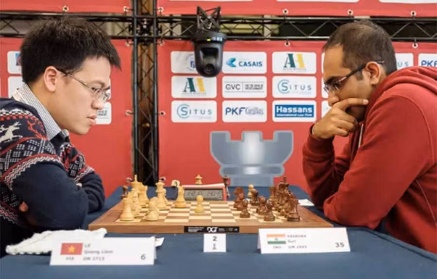 Lê Quang Liêm hòa Suri Vaibhav ở ván ba