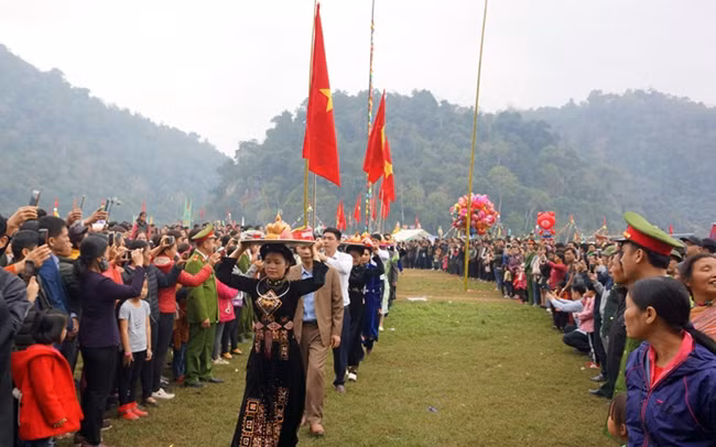 Không gian lễ hội Lồng Tồng tổ chức tại hồ Ba Bể (Bắc Kạn).