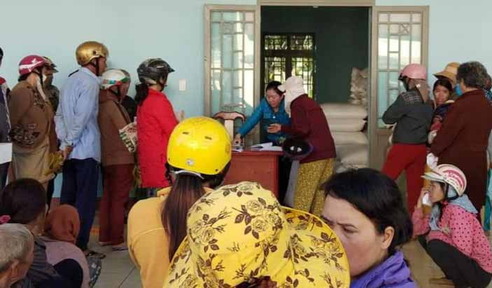 Bà con ở thị trấn Chư Sê nhận gạo hỗ trợ của Chính phủ. Ảnh: Hoàng Minh