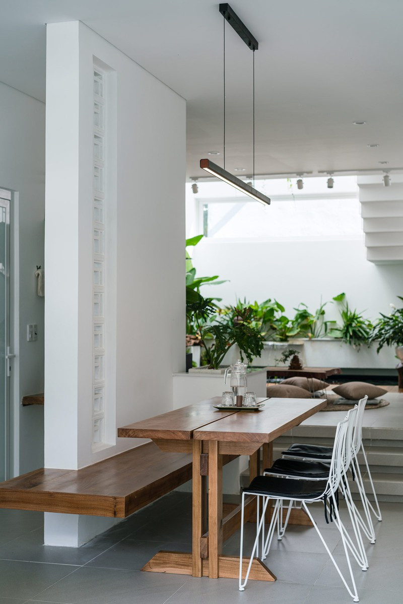 Một chiếc ghế ăn gắn vào tường tiết kiệm tối đa diện tích.