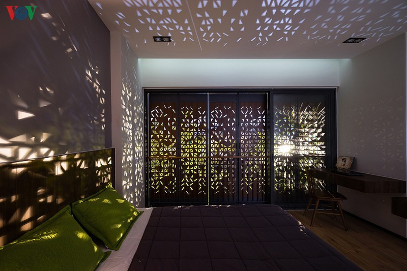 Phòng ngủ chính ở tầng 3. Hệ cửa gỗ bên ngoài có chức năng lọc sáng và tạo sự kín đáo; bên trong là cửa kính lấy sáng và ngăn gió, bụi. Khi ánh nắng chiếu vào phòng tạo nên hiệu ứng ánh sáng đầy thẩm mỹ. Phòng ngủ chính ở tầng 3. Hệ cửa gỗ bên ngoài có chức năng lọc sáng và tạo sự kín đáo; bên trong là cửa kính lấy sáng và ngăn gió, bụi. Khi ánh nắng chiếu vào phòng tạo nên hiệu ứng ánh sáng đầy thẩm mỹ.