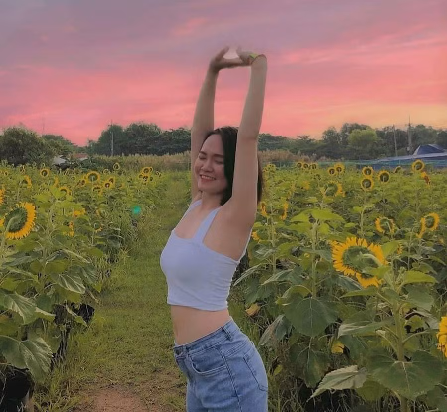 Sắc vàng của hoa hướng dương là background tuyệt vời cho những tấm ảnh - Ảnh: Hoa Đồng Garden