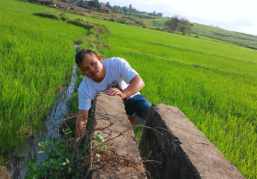 Với nhiều nông dân, việc xuống đồng ngày đầu năm mới cũng quan trọng như chọn ngày xuất hành. Ảnh: Hồng Thi Với nhiều nông dân, việc xuống đồng ngày đầu năm mới cũng quan trọng như chọn ngày xuất hành. Ảnh: Hồng Thi