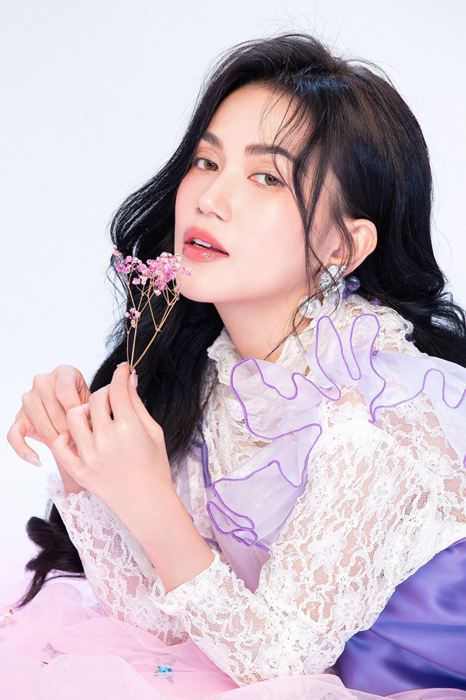 Ngoài ra, Sĩ Thanh đã gợi ý chất liệu ren, đây cũng là một lựa chọn “táo bạo” cho các cô gái yêu thích sự quyến rũ nhưng vẫn muốn kín đáo trong những ngày tết - Ảnh: Mr.AT