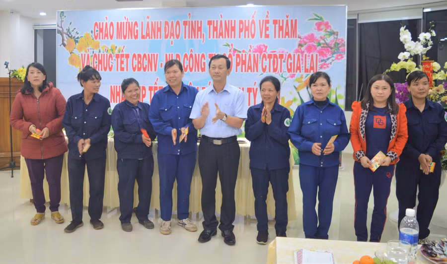 Đồng chí Dương Văn Trang-Ủy viên Ban Chấp hành Trung ương Đảng, Bí thư Tỉnh ủy, Chủ tịch HĐND tỉnh Gia Lai tặng quà Tết cho công nhân. Ảnh: Đinh Yến 