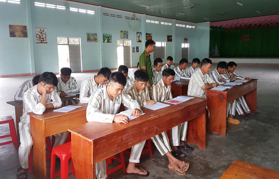 Cán bộ trại giam tận tình giúp đỡ các phạm nhân tham gia lớp học. Ảnh: H.P  Cán bộ trại giam tận tình giúp đỡ các phạm nhân tham gia lớp học. Ảnh: H.P