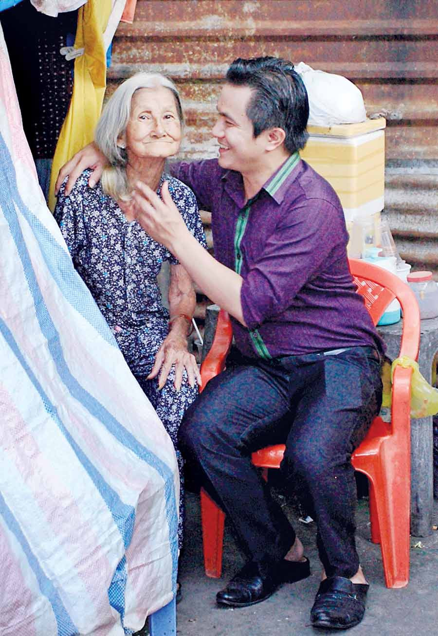 Anh Trần Huy Khoa bên 1 bệnh nhân neo đơn mà anh nhận chăm sóc. Ảnh: V.H Anh Trần Huy Khoa bên 1 bệnh nhân neo đơn mà anh nhận chăm sóc. Ảnh: V.H