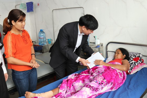 Bí thư Tỉnh ủy Đắk Lắk Bùi Văn Cường thăm hỏi các bệnh nhân có hoàn cảnh khó khăn