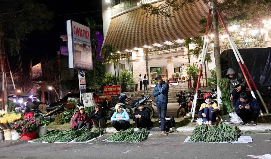 Cảnh thiếu vắng người mua tại các sạp bán hoa lay ơn Tết năm nay. Ảnh: Lê Hòa