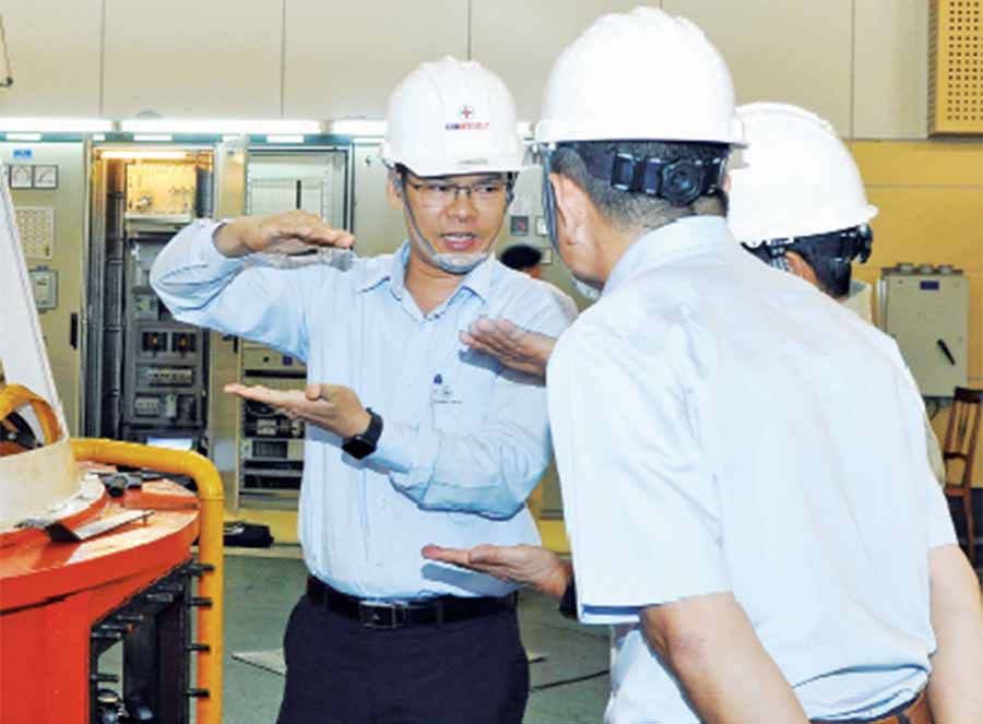 Giám đốc Công ty Đoàn Tiến Cường (bìa trái) triển khai phương án xử lý tiếng gõ ổ đỡ tổ máy H1 Thủy điện Ia Ly.