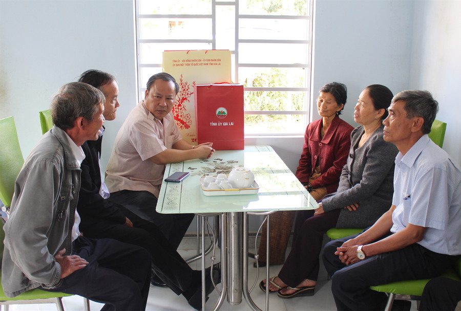 Phó Bí thư Tỉnh ủy Châu Ngọc Tuấn (thứ 3 bên trái từ ngoài vào) thăm hỏi, động viên gia đình bà Võ Thị Khánh tiếp tục cố gắng vươn lên trong cuộc sống. Ảnh: Mộc Trà