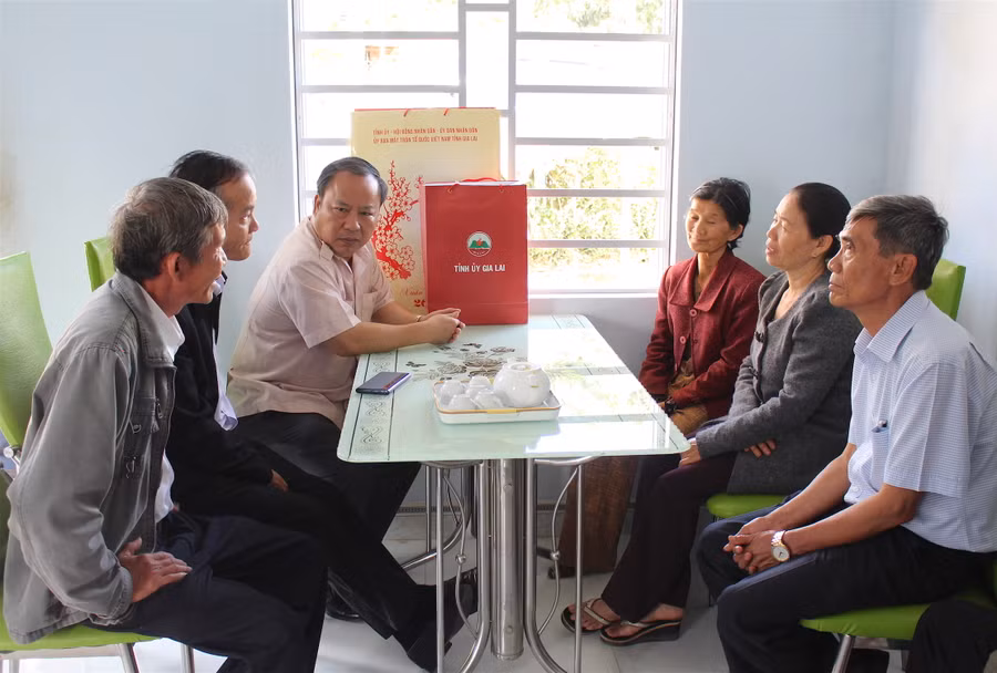 Phó Bí thư Tỉnh ủy Châu Ngọc Tuấn (thứ 3 bên trái từ ngoài vào) thăm hỏi, động viên gia đình bà Võ Thị Khánh tiếp tục cố gắng vươn lên trong cuộc sống. Ảnh: Mộc Trà