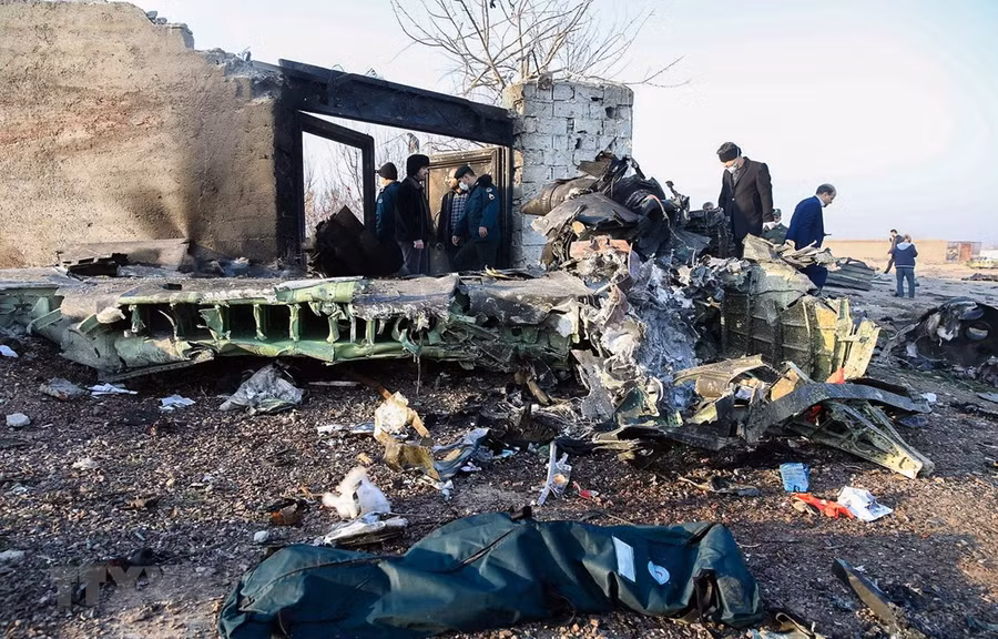 Hiện trường máy bay Boeing 737-800 của Hãng hàng không quốc tế Ukraine rơi gần sân bay Imam Khomeini ở Tehran của Iran ngày 8/1. (Ảnh: AFP/TTXVN)