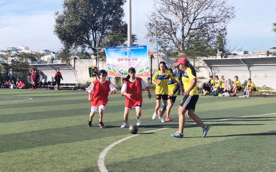 Trận tranh tài giữa Trường THPT Phan Bội Châu và Trường THPT Nguyễn Chí Thanh. Ảnh Thủy Bình