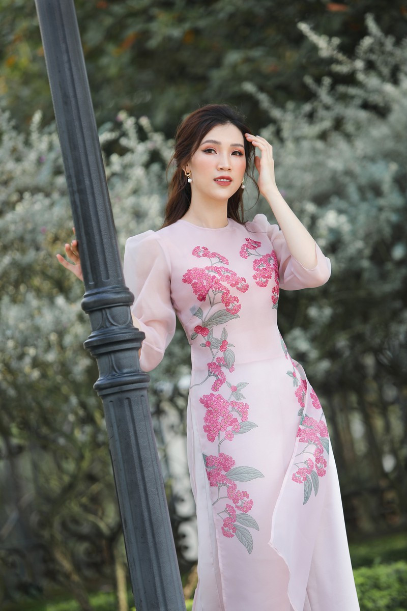 Có lẽ vì lý do này mà người đẹp sinh năm 1988 được nhiều thương hiệu áo dài yêu thích và đắt show làm người mẫu. Bản thân Phí Thuỳ Linh cũng thấy, cô đằm thắm, nữ tính nhất khi khoác lên người trang phục truyền thống.