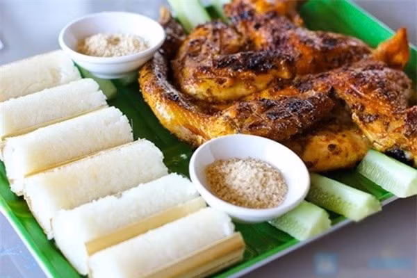 Vị dẻo của nếp, vị dai ngọt của gà, chút mặn của muối lá é làm nên món cơm lam hấp dẫn khó quên. Ảnh: iiii.vn