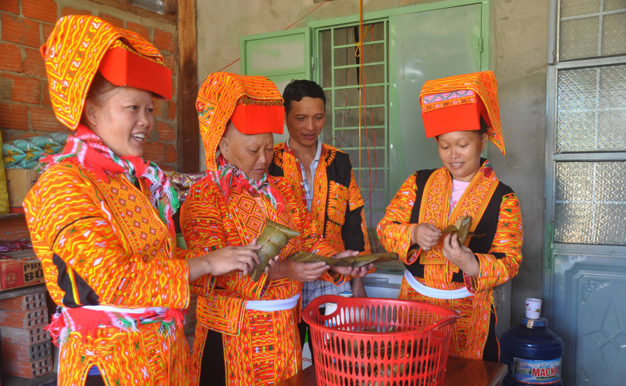 Bóc bánh Tét cho mâm cúng ngày Tết. Ảnh: Hoành Sơn Bóc bánh Tét cho mâm cúng ngày Tết. Ảnh: Hoành Sơn