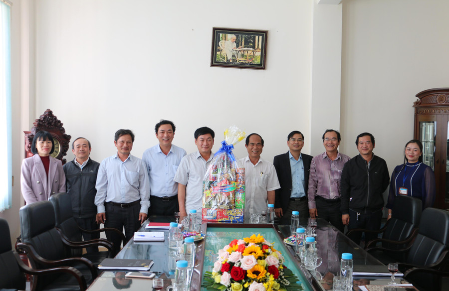 Chủ tịch UBND tỉnh tặng quà và chụp hình lưu niệm tập thể Ban Biên tập Báo Gia Lai. Ảnh: Q.T Chủ tịch UBND tỉnh tặng quà và chụp hình lưu niệm tập thể Ban Biên tập Báo Gia Lai. Ảnh: Q.T