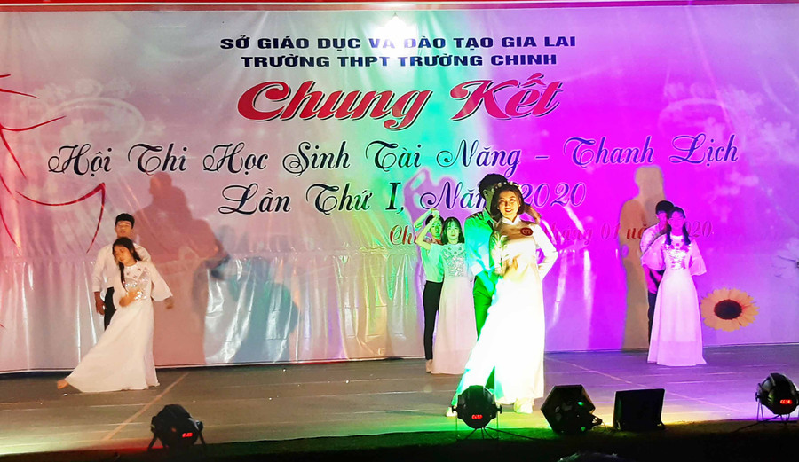  Các cặp đôi tham gia phần thi trình diễn trang phục học đường. Ảnh: Anh Quân