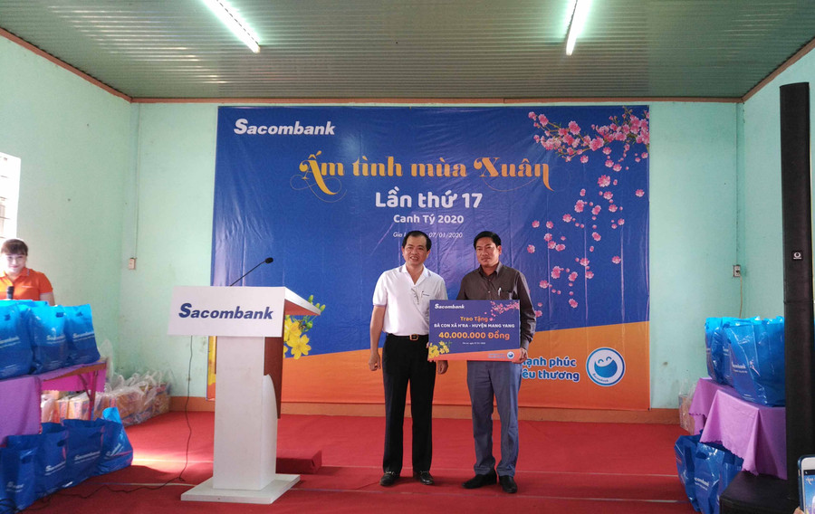 Trong khuôn khổ Chương trình Ấm tình mùa Xuân lần thứ 17, Sacombank trao tặng bà con xã Hra, huyện Mang Yang 100 phần quà, tổng trị giá 40 triệu đồng. Ảnh: Sơn Ca